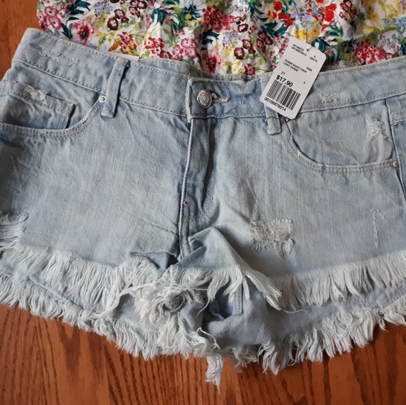 floral top off shoulder and Denim short - Picture 3 of 3